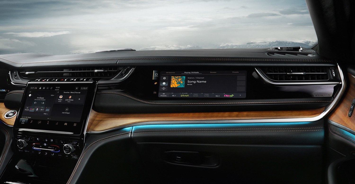 2025 Jeep Grand Cherokee & 4xe – Elk Grove CDJR Passenger Screen