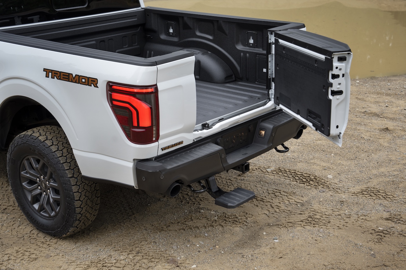2025 Ford F-150 (JC Lewis)