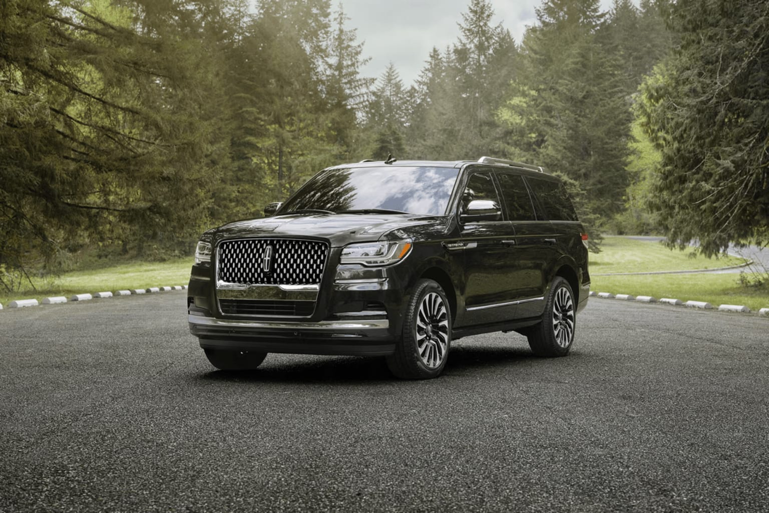 2024 Lincoln Navigator full-size luxury SUV exterior, representing the 2022–2024 refreshed styling